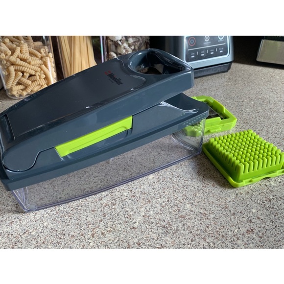 Mueller Onion Chopper, Vegetable Chopper with Container - Picture 5 of 9